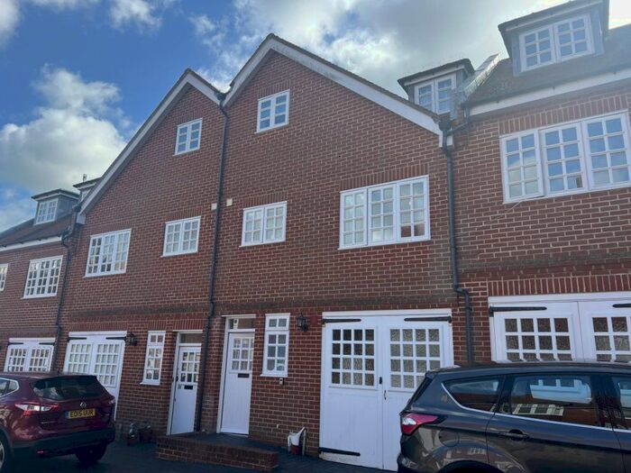 3 Bedroom Mews House To Rent In De Walden Mews, Meads Road, Eastbourne, BN20