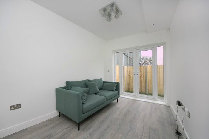 1 Bedroom Flat To Rent In Perryn Road, London W3