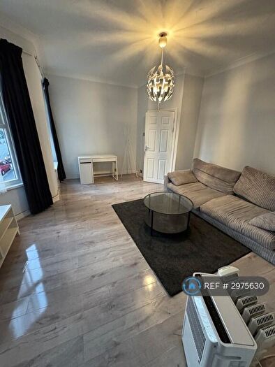 2 Bedroom Flat To Rent In Cathays Terrace, Cardiff, CF24