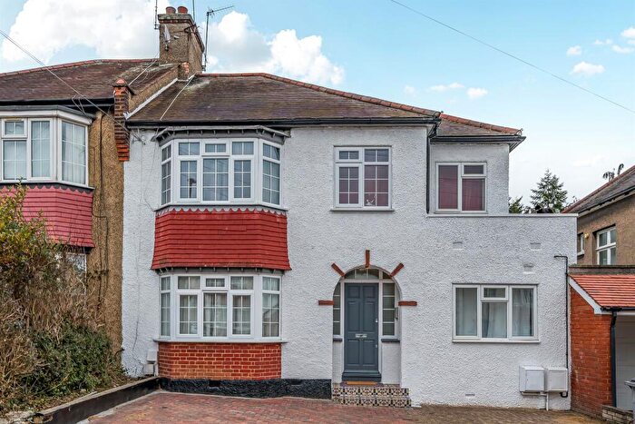 3 Bedroom Flat For Sale In Oakleigh Crescent, London, N20