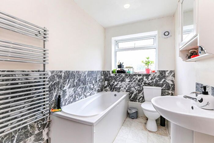 2 Bedroom Flat To Rent In Canonbie Road, London, SE23
