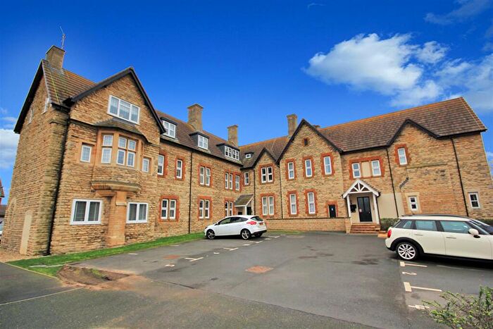 3 Bedroom Flat For Sale In Hensman Close, Rushden, NN10