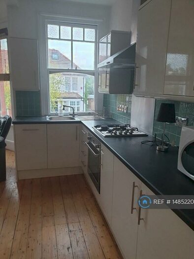 2 Bedroom Flat To Rent In The Grove, London, N3