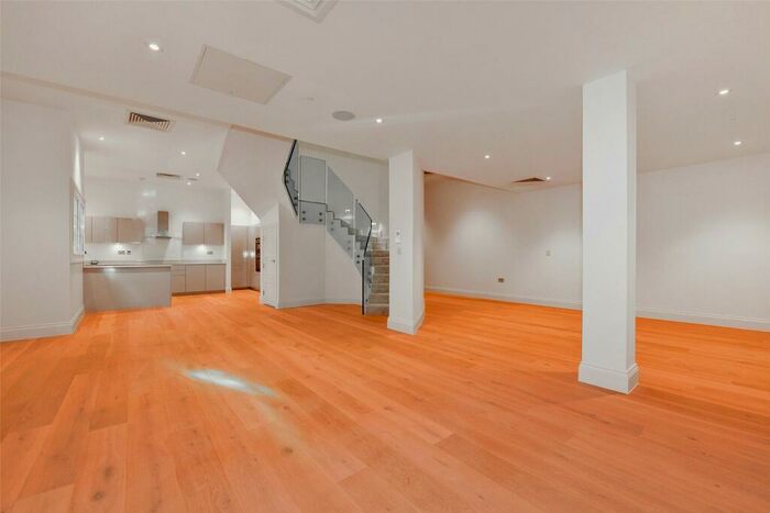 2 Bedroom Duplex To Rent In Victoria Street, Windsor, Berkshire, SL4