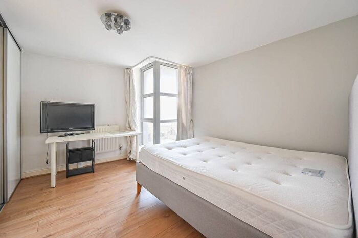2 Bedroom Flat To Rent In Barrier Point Road, Silvertown, London, E16