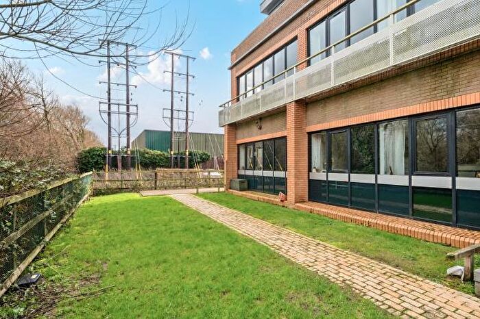 2 Bedroom Apartment For Sale In Overbridge Square, Newbury, RG14