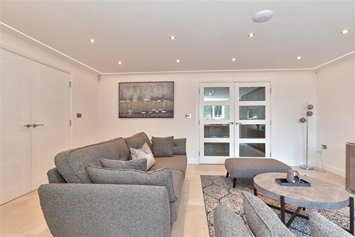 5 Bedroom Detached House For Sale In Fordwich Drive, Rochester, Kent, ME2