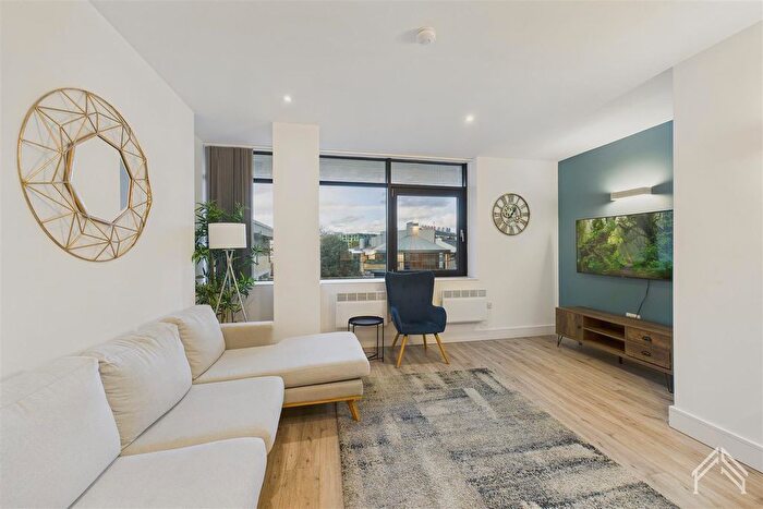 2 Bedroom Flat To Rent In Park Hill House, Brentford, TW8