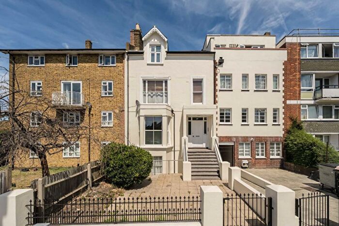 2 Bedroom Flat For Sale In Garratt Lane, Earlsfield, SW17