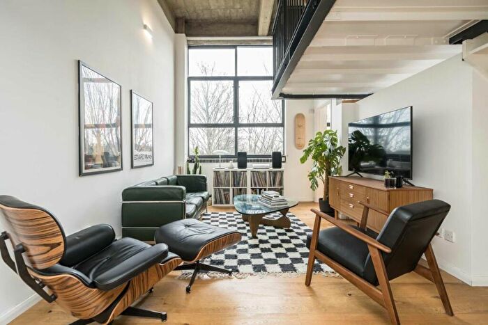 2 Bedroom Flat To Rent In King Edward's Road, London Fields, E9