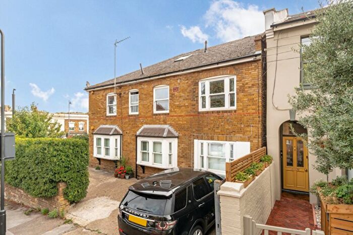 2 Bedroom Flat To Rent In Brookfield Road, Hackney, E9