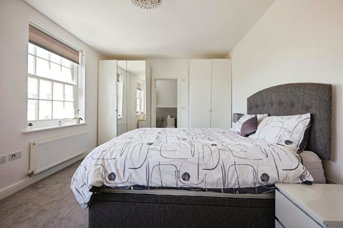 2 Bedroom Flat For Sale In Crown Place, Dorchester, Dorset, DT1