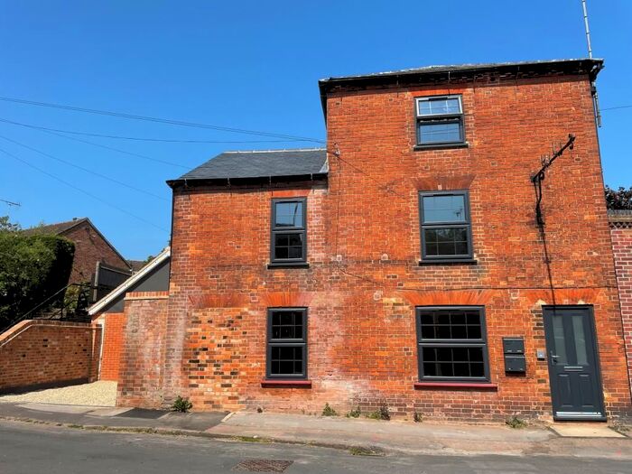 2 Bedroom Flat To Rent In Hampton Road, Newbury, RG14