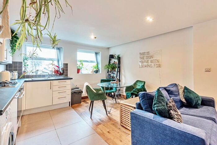 2 Bedroom Flat To Rent In Lavender Hill, Battersea, London, SW11