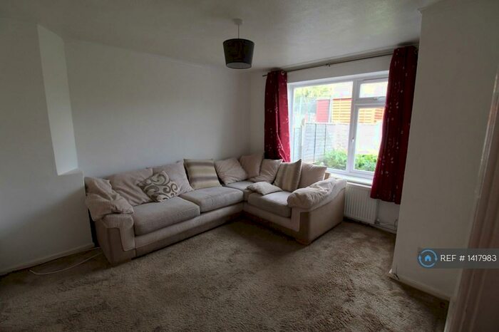 4 Bedroom Semi-Detached House To Rent In Finch Close, Hatfield, AL10