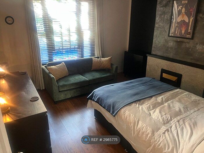 2 Bedroom Flat To Rent In Arrowsmith House, London, SE11