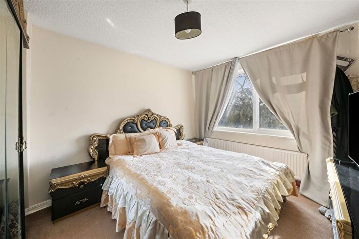 3 Bedroom Semi Detached House For Sale In Croyde Avenue, Hayes, UB3