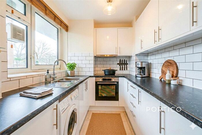 2 Bedroom Flat To Rent In Henty Close, London, SW11