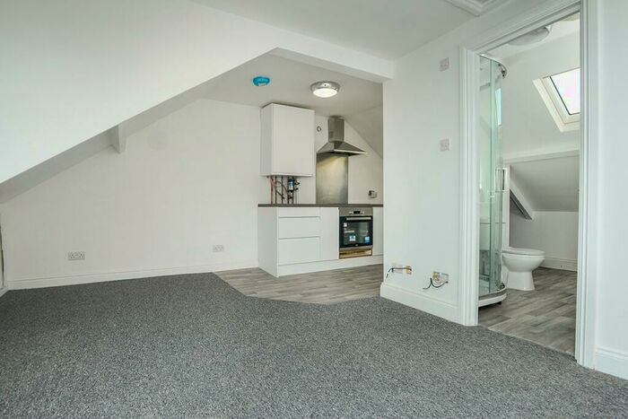 Flat To Rent In Devonport Road, Plymouth, PL1