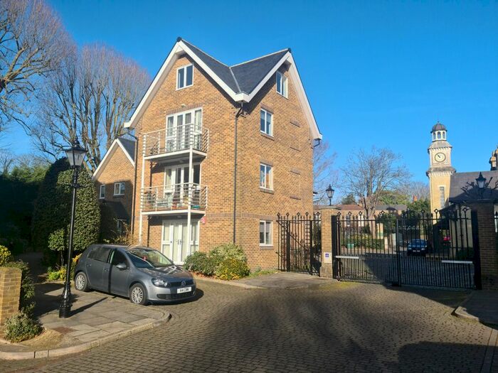 1 Bedroom Flat To Rent In Thames Close, Hampton, TW12