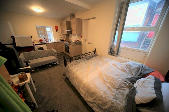 Studio To Rent In Royal Park Terrace, Hyde Park, Leeds, LS6