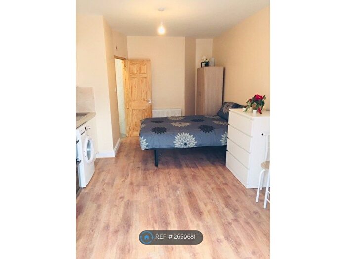 Studio To Rent In Grenoble Gardens, London, N13