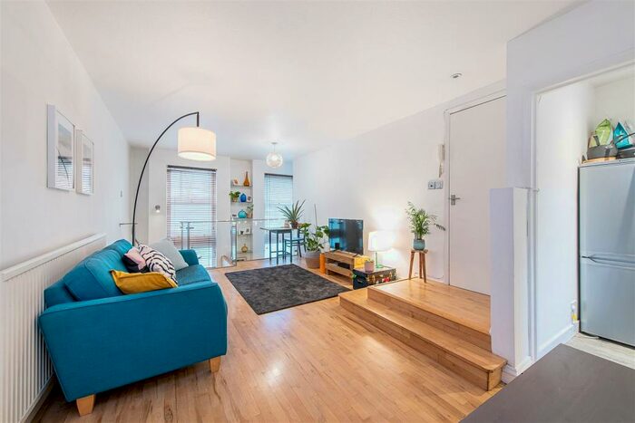 3 Bedroom Flat To Rent In Sheen Lane, East Sheen, SW14