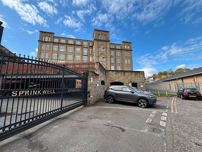 2 Bedroom Flat For Sale In Bradford Road, Dewsbury, WF13