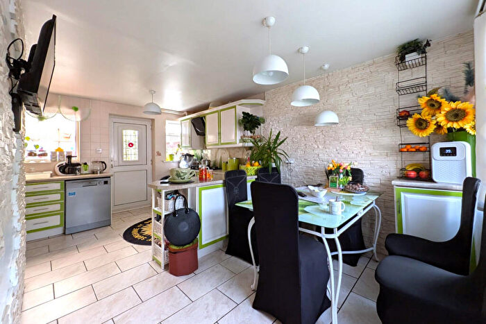 3 Bedroom Semi-Detached House For Sale In Oxton Close, Mansfield, NG19