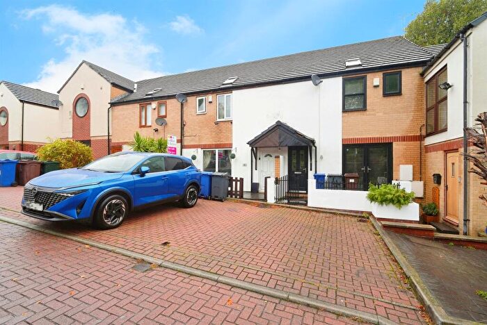 3 Bedroom Town House For Sale In Osborne Mews, Barnsley, S70