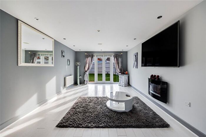 4 Bedroom Detached House For Sale In Chestnut Avenue, Silsoe, Bedfordshire, MK45
