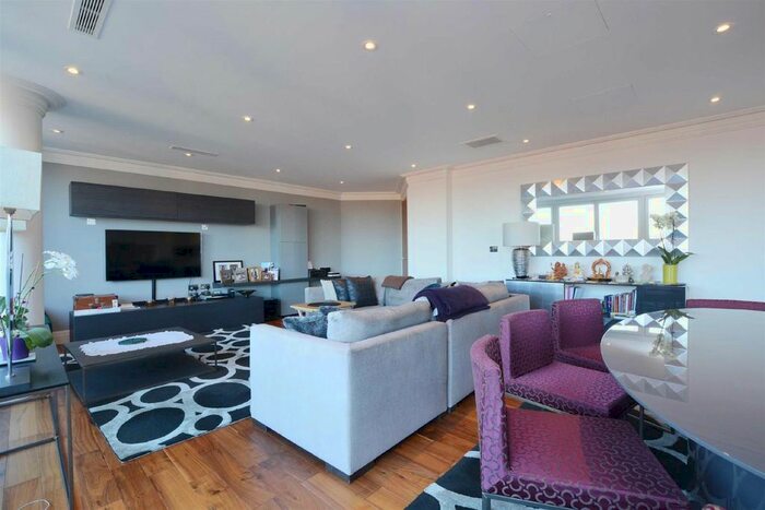 3 Bedroom Flat To Rent In Hodford Road, NW11