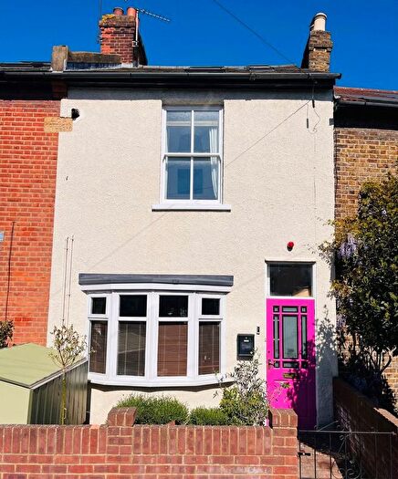 3 Bedroom Terraced House For Sale In Brook Road South, Brentford, TW8