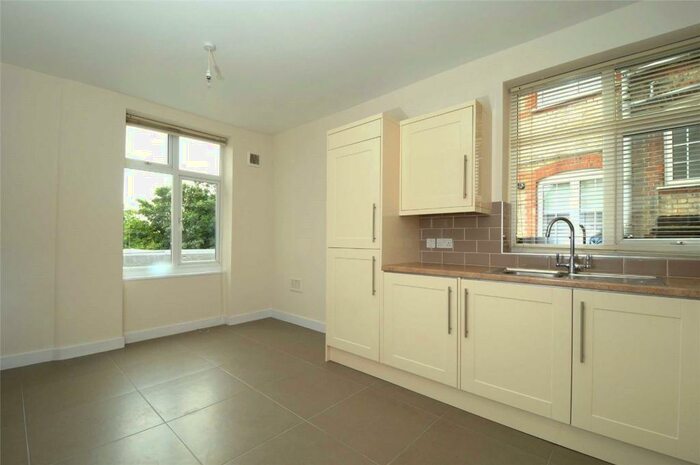 2 Bedroom Apartment To Rent In Ballards Lane, London, N3