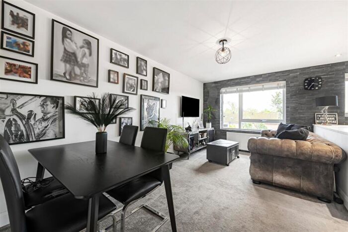 1 Bedroom Apartment To Rent In Chivalry Road, London, SW11