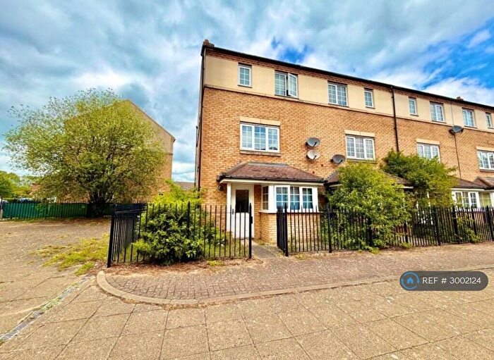 3 Bedroom End Of Terrace House To Rent In Dainty Grove, Northampton, NN4