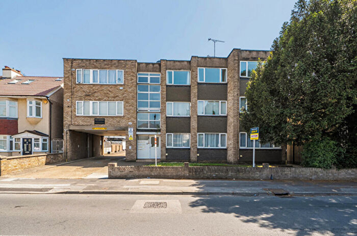 2 Bedroom Apartment For Sale In Upminster Road, Rainham, RM13