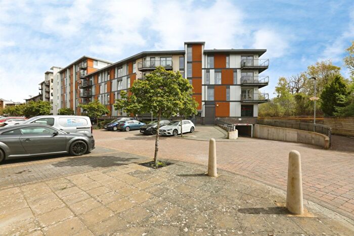 2 Bedroom Flat For Sale In Commonwealth Drive, Crawley, RH10
