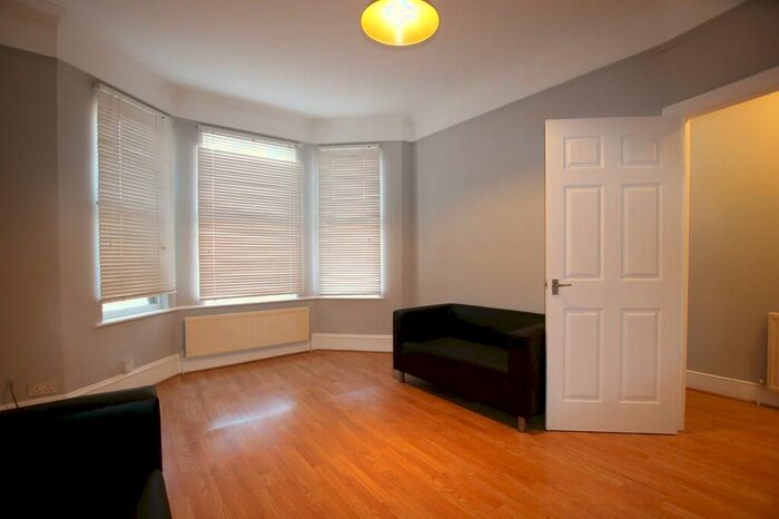 3 Bedroom Flat To Rent In Temple Road, Cricklewood, NW2