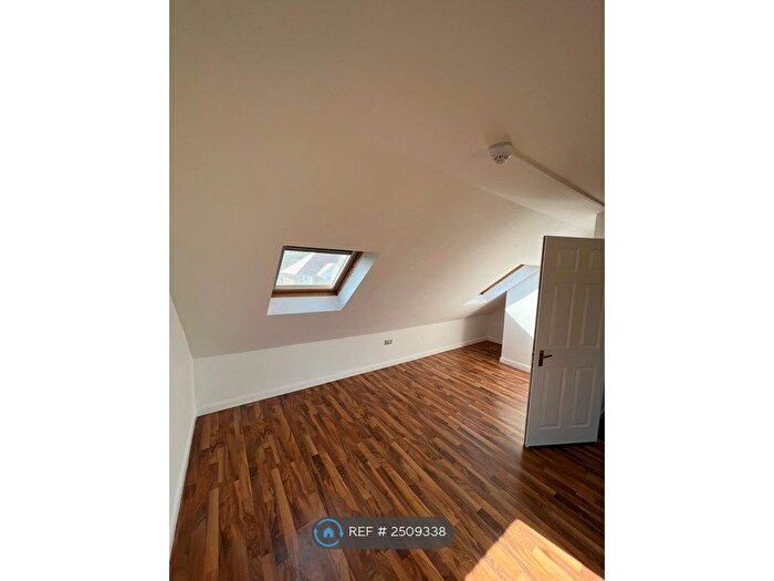 6 Bedroom Semi-Detached House To Rent In Hill View Gardens, London, NW9