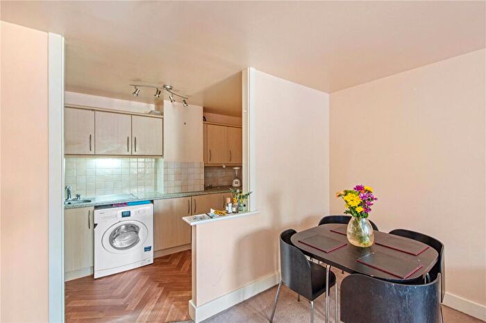 2 Bedroom Apartment For Sale In Commercial Road, London, E1