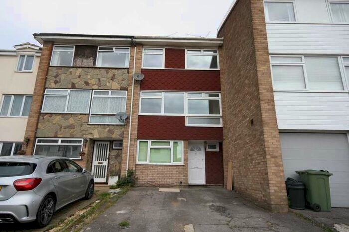 4 Bedroom Terraced House To Rent In Meadow Rise Billericay, CM11