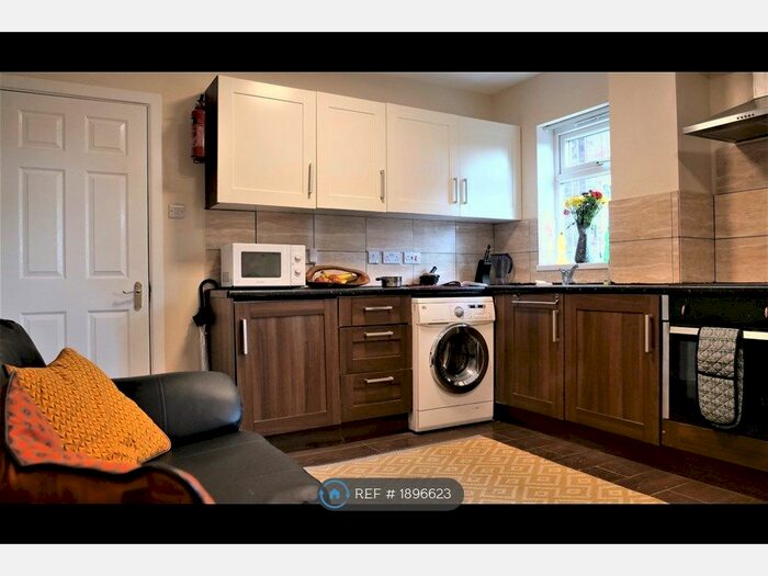 2 Bedroom Flat To Rent In East Road, Longsight, Manchester, M12