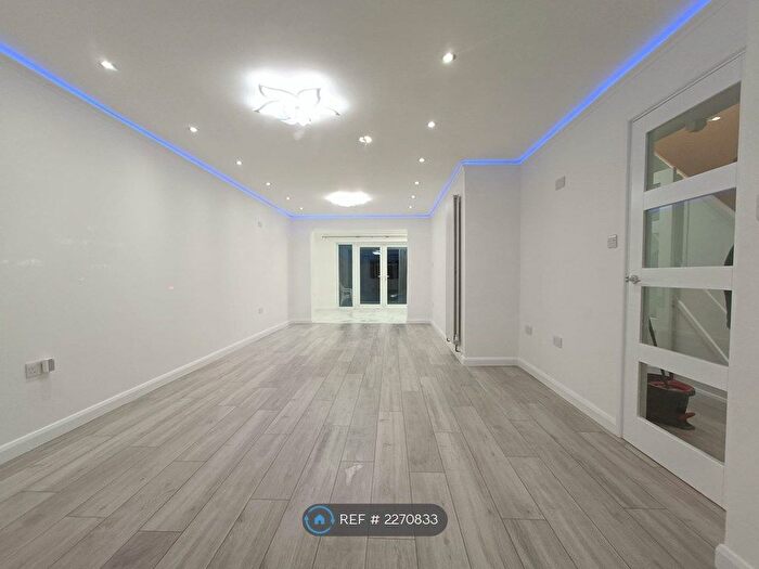 3 Bedroom Semi-Detached House To Rent In Silverdale Road, Earley, Reading, RG6