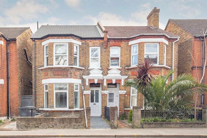 3 Bedroom Flat To Rent In Hawks Road, Kingston Upon Thames, KT1