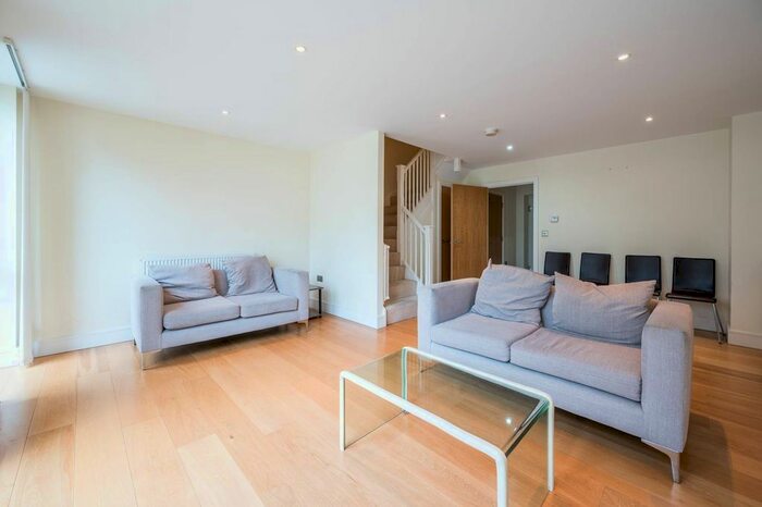3 Bedroom Flat To Rent In Printers Road, Stockwell, London, SW9