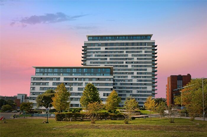 2 Bedroom Flat For Sale In Alencon Link, Basingstoke, Hampshire, RG21