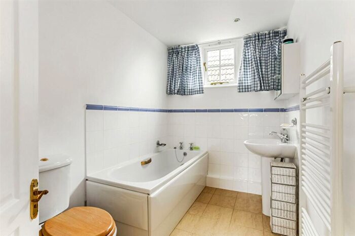 4 Bedroom Detached House For Sale In Tyfield, Sherborne St John, RG24