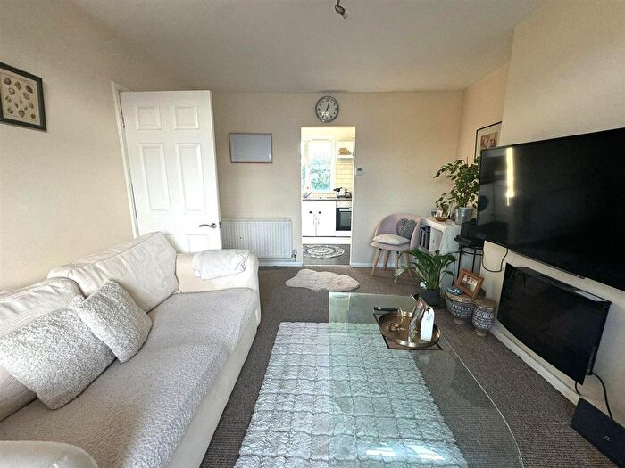 2 Bedroom Flat To Rent In Bells Hill, Barnet, EN5