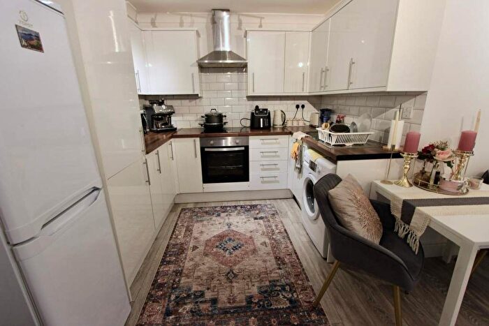 2 Bedroom Flat To Rent In High Road, London, N12